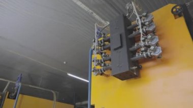 Modern bir ahşap talaş sobası. Fabrikadaki modern bir kazan dairesi. Sanayi ocağı ahşap işçiliğinin atıkları üzerinde çalışıyor. Soba ahşap işçiliğinden gelen atıklarla çalışıyor.
