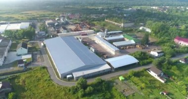 Büyük marangoz fabrikası manzarası. Bir marangoz fabrikasının üzerinde bir uçuş. Modern mobilya fabrikasının genel planı.