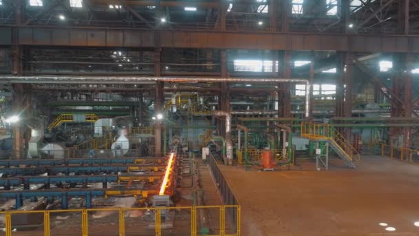 传送带上的热金属红热的金属 冶金厂轧制金属的生产 — 图库视频影像