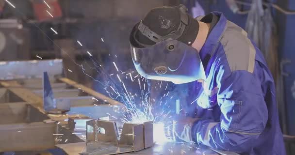 Spawacz Zbiera Metalową Część Spawacz Pracuje Fabryce Spawanie Konstrukcji Metalowych — Wideo stockowe