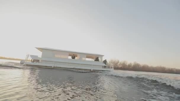 日没のパーティーボート パーティーのための喜びのボート 夕暮れ時に船が川に浮かぶ — ストック動画