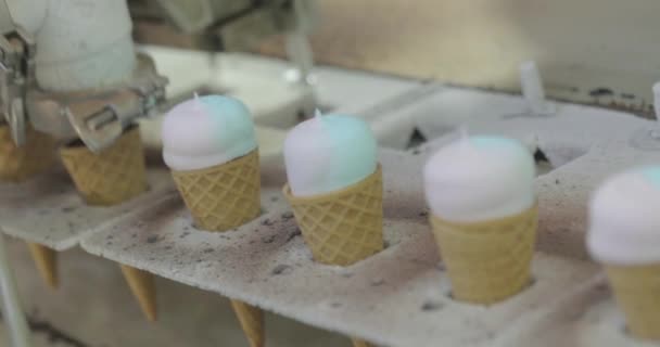 在华夫饼杯里的冰淇淋 用华夫饼杯生产冰淇淋 自动冰淇淋生产 — 图库视频影像