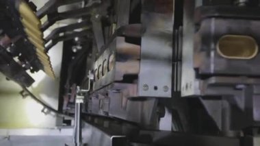 Waffle fincanı yapıyorum. Dondurma için gofret kabı üretimi. Waffle fincanı yakın plan.