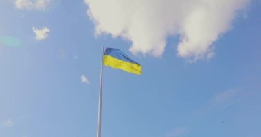 Ukrayna bayrağı. Bayrak direğinde Ukrayna bayrağı. Mavi gökyüzüne karşı Ukrayna bayrağı. Bağımsızlığın sembolü.