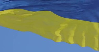 Rüzgarda savrulan Ukrayna pastası. Ukrayna bayrağı rüzgarda dalgalanıyor. Gökyüzüne karşı Ukrayna bayrağı