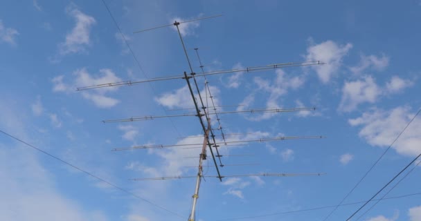 Antena Contra Fondo Nubes Cielo Televisión Antana Contra Cielo — Vídeos de Stock