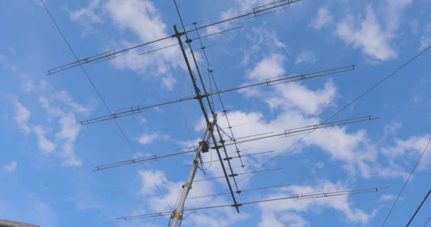 Antena Contra Fundo Das Nuvens Céu Televisão Antana Contra Céu — Vídeo de Stock