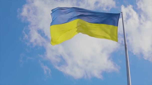 Ukrayna Bayrağı Bayrak Direğinde Ukrayna Bayrağı Mavi Gökyüzüne Karşı Ukrayna — Stok video