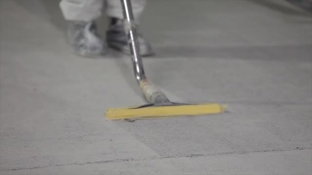 Der Bauarbeiter Arbeitet Als Staubsauger Reinigung Der Oberfläche Von Staub — Stockvideo