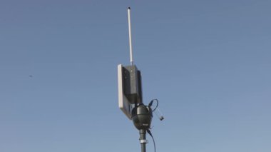 UAV yer anteni. Drone anteni. UAV anteni dönüyor. Mavi gökyüzüne karşı anten.