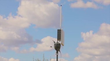 UAV yer anteni. Drone anteni. UAV anteni dönüyor. Mavi gökyüzüne karşı anten.