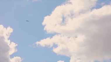İnsansız uçak kompleksi. Gökyüzünde İHA var. Mavi gökyüzünün arka planında bulutlu UAV.