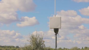 UAV yer anteni. Drone anteni. UAV anteni dönüyor. Mavi gökyüzüne karşı anten.