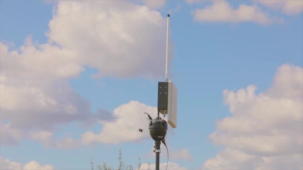 Drohnen Bodenantenne Drohnenantenne Rotierende Drohnenantenne Antenne Gegen Den Blauen Himmel — Stockvideo