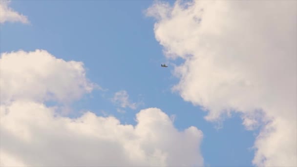 Επανδρωμένο Συγκρότημα Αεροσκαφών Uav Στον Ουρανό Uav Στο Φόντο Του — Αρχείο Βίντεο