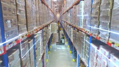 Depoda modern bir forklift. Modern teknolojilerin görselleştirilmesi. Grafikleri olan modern bir depoda forklift..