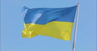 Ukrayna bayrağı. Bayrak direğinde Ukrayna bayrağı. Mavi gökyüzüne karşı Ukrayna bayrağı. Bağımsızlığın sembolü.