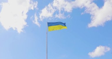 Ukrayna bayrağı. Bayrak direğinde Ukrayna bayrağı. Mavi gökyüzüne karşı Ukrayna bayrağı. Bağımsızlığın sembolü.