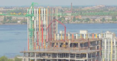 Çok katlı bir binanın şantiyesinde çalışıyorum. İşçiler ev inşa eder. Çok katlı bir binanın inşaatı.