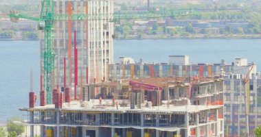 Çok katlı bir binanın şantiyesinde çalışıyorum. İşçiler ev inşa eder. Çok katlı bir binanın inşaatı.