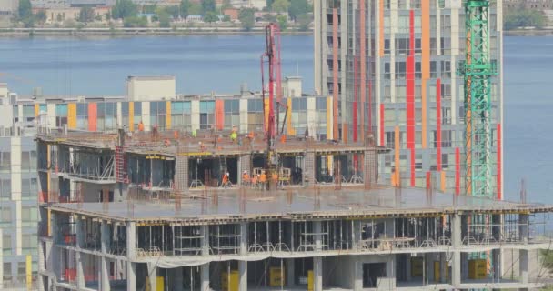 Stavbaři Staví Vícepodlažní Budovu Proces Vytváření Železobetonové Podlahy — Stock video