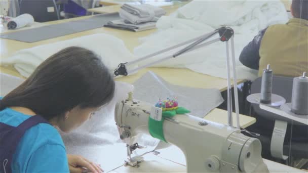 Veel Naaisters Werken Een Kledingfabriek Werkproces Een Kledingfabriek Grote Naaiatelier — Stockvideo