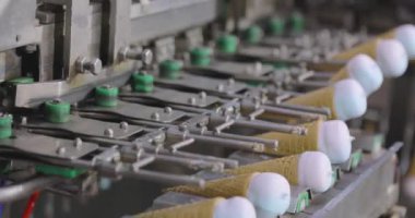 Waffle bardağında dondurma. Waffle kabında dondurma üretimi. Otomatik dondurma üretimi.