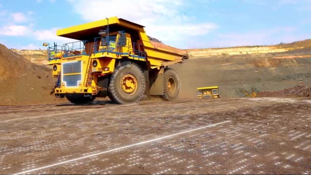 Visualisatie Van Tijdelijke Steenkoolindustrie Moderne Steengroeve Truck Rijdt Door Steengroeve — Stockvideo