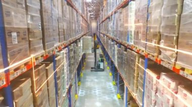 Depoda modern bir forklift. Modern teknolojilerin görselleştirilmesi. Grafikleri olan modern bir depoda forklift..