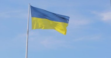 Ukrayna bayrağı. Bayrak direğinde Ukrayna bayrağı. Mavi gökyüzüne karşı Ukrayna bayrağı. Bağımsızlığın sembolü.