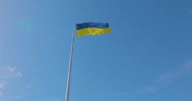Ukrayna bayrağı. Bayrak direğinde Ukrayna bayrağı. Mavi gökyüzüne karşı Ukrayna bayrağı. Bağımsızlığın sembolü.