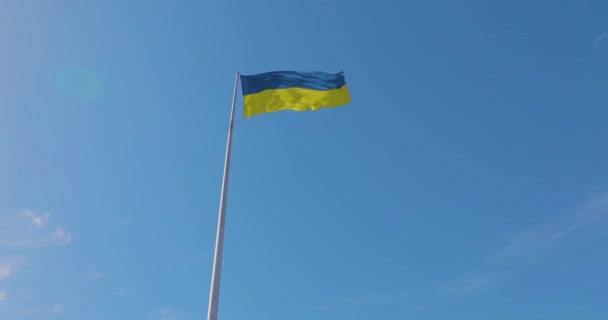 Украинский Флаг Украинский Флаг Флагштоке Флаг Украины Против Голубого Неба — стоковое видео