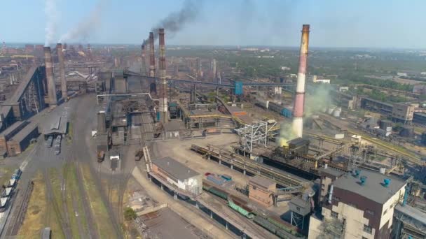 飞越一个大型冶金厂 工业外空中景观 大型现代化工厂 — 图库视频影像