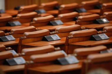 Bükreş, Romanya - 30 Eylül 2021: Parlamento Sarayı içindeki Romen Milletvekilleri Meclisindeki boş koltuklar.