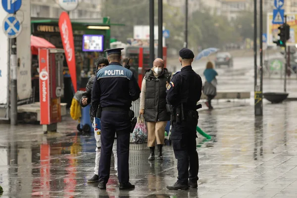 Bucarest Rumania Octubre 2021 Policías Rumanos Jandarmi Piden Los Transeúntes —  Fotos de Stock