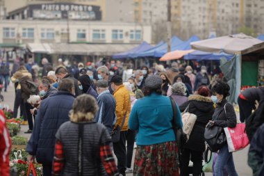Bükreş, Romanya - 17 Mayıs 2021: Covid-19 salgınları sırasında Bükreş 'teki Obor pazarındaki kalabalık.