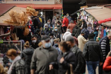 Bükreş, Romanya - 17 Mayıs 2021: Covid-19 salgınları sırasında Bükreş 'teki Obor pazarındaki kalabalık.