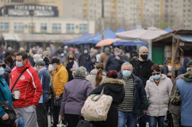 Bükreş, Romanya - 17 Mayıs 2021: Covid-19 salgınları sırasında Bükreş 'teki Obor pazarındaki kalabalık.