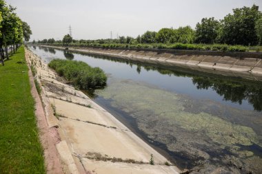 Bükreş, Romanya - 24 Haziran 2021: Sıcak bir yaz günü Bükreş 'te Dambovita nehri.