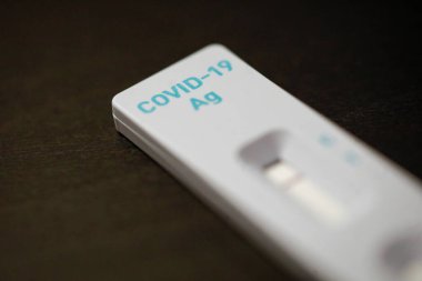 COVID-19 Antijen Hızlı Testi ile sığ alan derinliği (seçici odak) resmi, sonuç negatif.