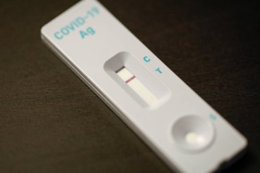 COVID-19 Antijen Hızlı Testi ile sığ alan derinliği (seçici odak) resmi, sonuç negatif.