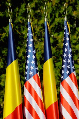 ABD ve Romen bayrakları sırıklara yan yana.