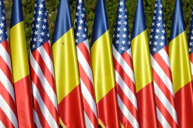 ABD ve Romen bayrakları sırıklara yan yana.