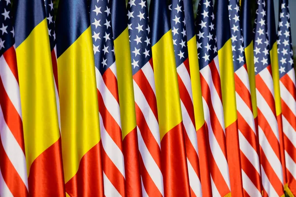 Flaggen Der Vereinigten Staaten Und Rumäniens Masten Nebeneinander — Stockfoto