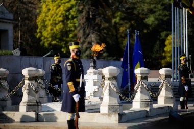 Bükreş, Romanya - 25 Ekim 2021: Askerler Romanya 'nın Bükreş kentinde, Meçhul Asker Mezarı' nda düzenlenen askeri törende ordu kahramanlarının ebedi ateşini koruyorlar.
