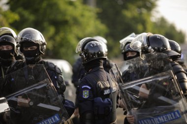 Sarulesti, Romanya - 27 Mayıs 2021: Romen polisi ve çevik kuvvet teçhizatıyla Jandarması, sanayi atıklarını sokağa döken kişileri teşhis etmede yetkilileri korudu.