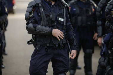 Sarulesti, Romanya - 27 Mayıs 2021: Romen polisi ve çevik kuvvet teçhizatıyla Jandarması, sanayi atıklarını sokağa döken kişileri teşhis etmede yetkilileri korudu.