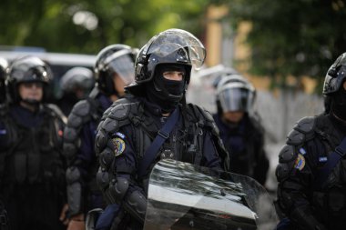 Sarulesti, Romanya - 27 Mayıs 2021: Romen polisi ve çevik kuvvet teçhizatıyla Jandarması, sanayi atıklarını sokağa döken kişileri teşhis etmede yetkilileri korudu.
