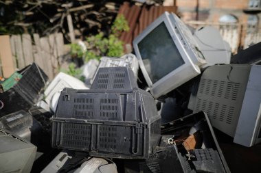 Sarulesti, Romanya - 27 Mayıs 2021: Sokaklarda yığınla ev atığı (eski televizyonlar)).