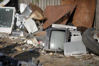 Sarulesti, Romanya - 27 Mayıs 2021: Sokaklarda yığınla ev atığı (eski televizyonlar)).